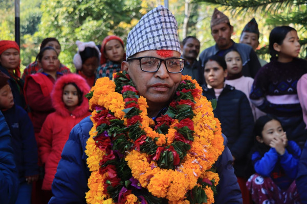 सरकारी विद्यालयमा छोराछोरी पढाउने प्रधानाध्यापकको अबिर जात्रासहित बिदाइ